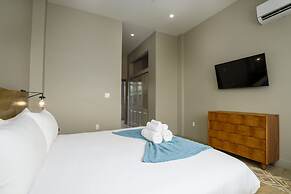 NEW 3 Story 4-bed Waterfront Villa w Sunset Views