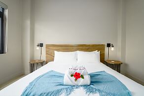 NEW 3 Story 4-bed Waterfront Villa w Sunset Views