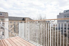 Beautiful 2-bed w Large Balcony