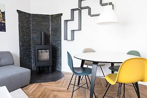 Beautiful 2-bed w Large Balcony