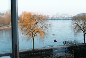 Fantastic 3-bed With French Balcony and Lake-views