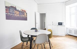 Fantastic 3-bed With French Balcony and Lake-views