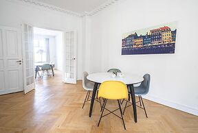 Fantastic 3-bed With French Balcony and Lake-views