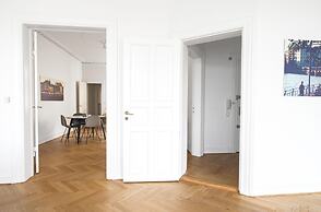 Fantastic 3-bed With French Balcony and Lake-views