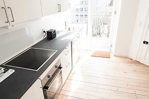 Beautiful 2-bed With Large Balcony