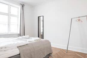 Beautiful 2-bed With Large Balcony