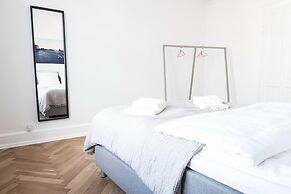 Beautiful 2-bed With Large Balcony
