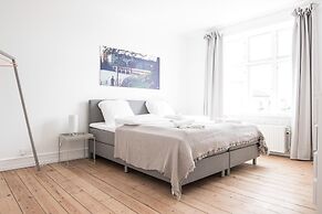 Beautiful 2-bed With Large Balcony