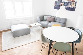 Beautiful 2-bed With Large Balcony