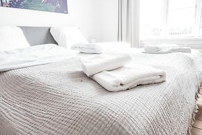 Beautiful and Bright 2-bed With Private Balcony