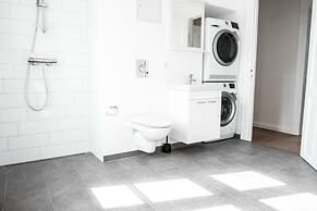 Beautiful and Bright 2-bed With Private Balcony