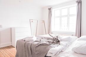 Beautiful 2-bed With Large Balcony