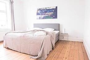 Beautiful 2-bed With Large Balcony
