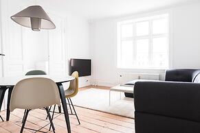 Beautiful 2-bed With Large Balcony