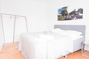 Beautiful 2-bed With Large Balcony