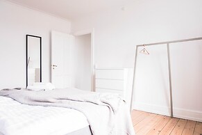 Beautiful 2-bed With Large Balcony