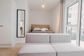 Townhouse Studio w Large Private Balcony