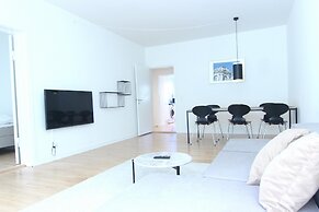 Wonderful 2-bed w Balcony
