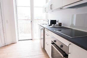 Beautiful 2-bed With Large Balcony