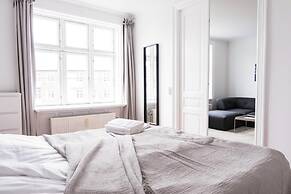 Beautiful 2-bed With Large Balcony