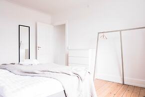 Beautiful 2-bed With Large Balcony