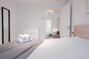 Stunning 2-bed w Large Balcony