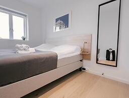 Stunning 2-bed w Large Balcony