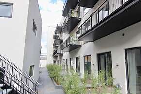 Stunning 2-bed w Large Balcony