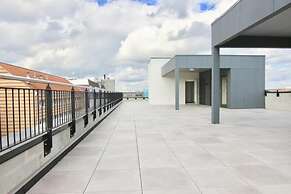 Stunning 2-bed w Large Balcony