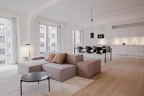 Stunning 2-bed w Large Balcony