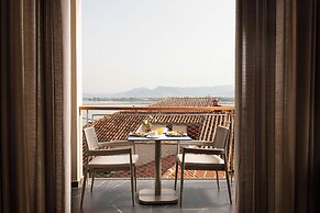 Naus Hotel