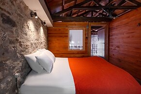 Central Stone Loft - 2 Mins Beach - 5 Mins Marina