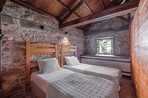 Central Stone Loft - 2 Mins Beach - 5 Mins Marina