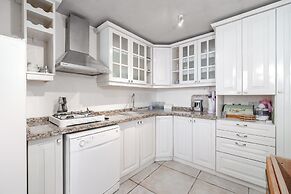 Central Stone Loft - 2 Mins Beach - 5 Mins Marina