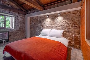 Central Stone Loft - 2 Mins Beach - 5 Mins Marina