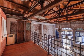 Central Stone Loft - 2 Mins Beach - 5 Mins Marina