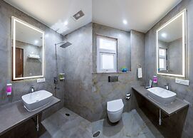 Aadat Hotel Near Artemis Hospital Gurgaon