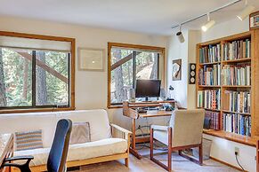 Peaceful Tahoe Vista Home w/ Decks: 1 Mi to Beach