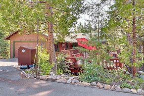 Peaceful Tahoe Vista Home w/ Decks: 1 Mi to Beach