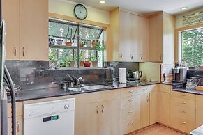 Peaceful Tahoe Vista Home w/ Decks: 1 Mi to Beach