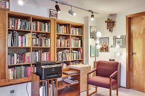 Peaceful Tahoe Vista Home w/ Decks: 1 Mi to Beach