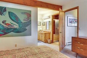 Peaceful Tahoe Vista Home w/ Decks: 1 Mi to Beach