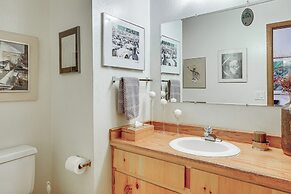 Peaceful Tahoe Vista Home w/ Decks: 1 Mi to Beach