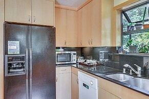 Peaceful Tahoe Vista Home w/ Decks: 1 Mi to Beach