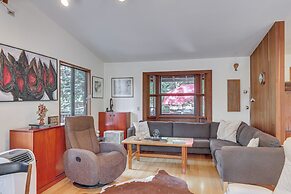 Peaceful Tahoe Vista Home w/ Decks: 1 Mi to Beach