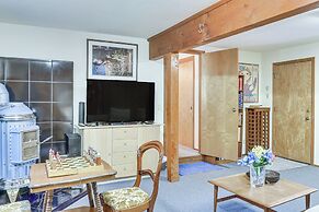 Peaceful Tahoe Vista Home w/ Decks: 1 Mi to Beach