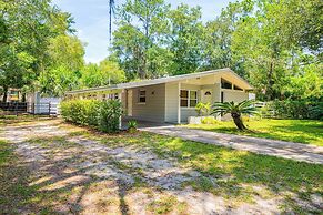 Mid-century Gainesville Getaway: 3 Mi to UF Campus