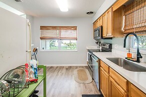 Mid-century Gainesville Getaway: 3 Mi to UF Campus