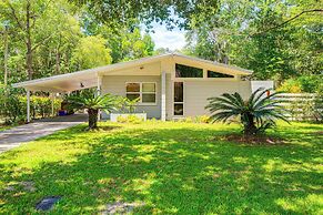 Mid-century Gainesville Getaway: 3 Mi to UF Campus