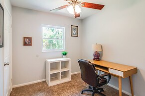 Mid-century Gainesville Getaway: 3 Mi to UF Campus